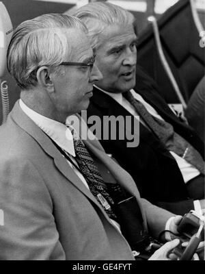 Vor kurzem überwachen Sie ernannten NASA Administrator Dr. James C. Fletcher, links, und Dr. Wernher von Braun, Deputy Associate Administrator für das planen, Apollo 15 prelaunch Aktivitäten in feuern Saal 1 die Launch Control Center und der Kennedy Space Center, Florida.  Bild-Nr.: 71-H-1204 Stockfoto