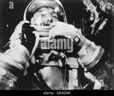 Astronaut Alan Shepard fotografiert im Flug von einer 16mm-Filmkamera innerhalb der Freedom 7-Sonde. Shepard ist gerade dabei, den Schild vor seinem Gesicht während des Abstiegs nach Eröffnung des Haupt Schirm zu erhöhen.  Bild-Nr.: 71P-0263 Datum: 5. Mai 1961 Stockfoto