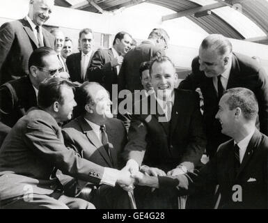 Sowjetischer Kosmonaut Yuri Gagarin (vorne links) schüttelt die Hand mit der NASA Gemini 4 Astronauten, Edward H. White II (Mitte, gerichtete Kamera) und James A. McDivitt (rechts vorne) auf der Paris Air Show im Juni 1965. Dieses Treffen zwischen Gagarin und die Astronauten des Gemini 4 ereignete sich kurz nach der Fertigstellung der Mission Gemini 4, wo weiß das erste amerikanische EVA durchgeführt. Yuri Gagarin wurde bekannt als der erste Mensch auf die Erde zu umkreisen. Auch das abgebildete (sitzend zwischen Gagarin und weiß) sind Vizepräsident Hubert H. Humphrey und (stehend zwischen White und Grissom) französische Ministerpräsident Georges Pompid Stockfoto