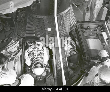 Astronauten James A. McDivitt, Befehl Pilot (links) und Edward H. White II, pilot, werden wenige Minuten nach dem Einlegen in Gemini IV-Raumsonde der NASA ca. 7:15 Uhr EST am Morgen des 3. Juni 1965, um komplexe 19 starten angezeigt. Nach 1 Stunde und 16 Minuten Verzögerung, wegen Schwierigkeiten bei der Senkung der Trägerrakete Aufrichter startete das Raumschiff um 10:16 Uhr EST. Eine Abdeckung über White gold Visier verhindert, dass mögliche kratzen bevor Luke schließen. Das gold Visier geschützt weiß von den Strahlen der Sonne während seiner EVA, die erste jemals von den amerikanischen Astronauten durchgeführt.  Bild-Nr.: 65-H-910 Datum: Stockfoto