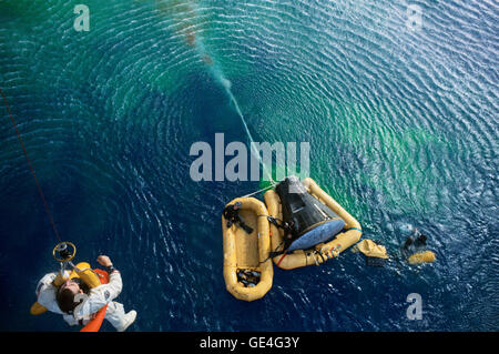 (21 Juli 1966) Am 21. Juli 1966 landete Gemini X im Atlantik. Auf diesem Foto ist Astronaut John W. Young, Befehl Pilot der drei-Tage-Mission aus dem Wasser von einem Recovery-Hubschrauber hochgezogen.   Bild #: s66-42773 Stockfoto