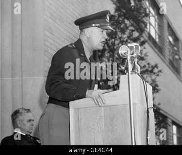 (11. April 1946 1946 Besuch von General Dwight Eisenhower die Aircraft Engine Research Laboratory jetzt bekannt als John H. Glenn Forschungszentrum bei Lewis Field, Cleveland, Ohio. Direktor des Zentrums, sieht Edward "Ray" Sharp auf im Hintergrund.                                                              Bild-Nr.: C-1946-14679 Stockfoto