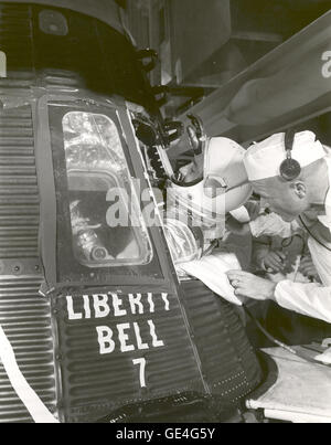 Astronaut Virgil I. Grissom steigt in "Liberty Bell 7" Raumschiff am Morgen des 21. Juli 1961. Backup Astronaut John Glenn hilft bei der Bedienung. Die Mercury-Redstone 4(MR-4) startete erfolgreich die Liberty Bell 7 um 19:20 Uhr EST am 21. Juli 1961. MR-4 war der zweite in einer Reihe von erfolgreichen US suborbitalen Flüge besetzt.   Bild-Nr.: S-61-2886 Datum: 21. Juli 1961 Stockfoto