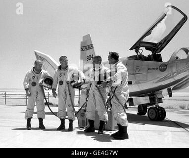 (1969) sind die vier wichtigsten HL-10 Piloten hier mit dem Auftriebskörper Flugzeug gesehen. Sie sind von links nach rechts; Air Force Major Jerauld R. Gentry, Air Force Test Pilot Peter Hoag und NASA Piloten John A. Manke und Bill Dana. Die HL-10 war einer der fünf Auftriebskörper Designs bei der NASA Dryden Flight Research Center, Edwards, Kalifornien, von Juli 1966 bis November 1975 Untersuchung und Bestätigung des Konzepts der sicher manövrieren und Landung einen geringen Auftrieb über ziehen Fahrzeug für Wiedereintritt aus dem Weltraum geflogen.   Bild-Nr.: E-21539 Stockfoto