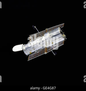 Orbiter Discovery führt eine Flyaround des Hubble Space Telescope (HST), nachdem Umschichtung auf die zweite Wartungsmission HST SM-02 bezeichnet. Das silbrige-Teleskop, mit seiner Blende Tür offen, kontrastiert stark mit der samtige Schwärze des Alls.  Bild-Nr.: STS082-746-040 Stockfoto