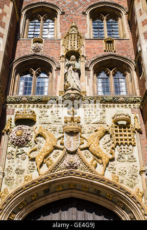 Das eindrucksvoll gestalteten Torhaus am St. Johns College in Cambridge, UK. Stockfoto