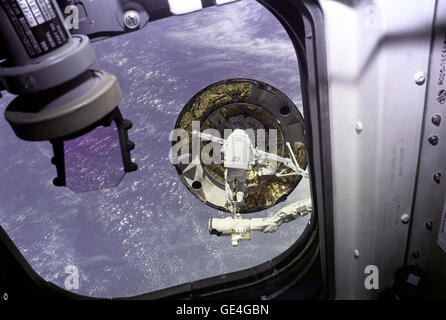 Die ersten einzelnen Crewmitglied EVA erfassen Versuch von Intelsat VI von Endeavour achtern Flugdeck Windows gesehen. EVA Mission Spezialist Pierre Thuot stehend auf Remote Manipulator System (RMS)-End-Effektor-Plattform, mit der Einnahme der Sat-bar Anfügen an den freien Versuch schwimmende Kommunikationssatelliten.  Bild-Nr.: STS049-36-006 10. Mai 1992