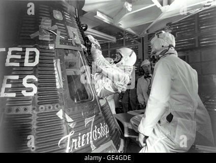 Projekt Mercury Astronaut John H. Glenn, Jr. betritt seine Friendship 7 Mercury-Kapsel vor Start am 20. Februar 1962. Bei 09:47 (EST) hob ihn seinem Atlas-Trägerrakete in den Orbit für seinen Flug, Dauer 4 Stunden, 55 Minuten und 23 Sekunden. An Bord Friendship 7 wurde Glenn, der erste Amerikaner, der die Erde umkreisen, und der dritte Amerikaner, der in den Weltraum reiste. Ein fehlerhaftes Signal, ein Problem mit dem Hitzeschild gezwungen NASA Mission Controller des Fluges auf nur drei Bahnen geschnitten, aber Glenn kehrt sicher zur Erde zurück.  Bild #: S63-01207 Datum: 20. Februar 1962 Stockfoto