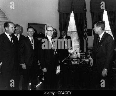 (1961) (Mitte) JPL-Direktor, Dr. William H. Pickering präsentieren Mariner Raumschiff Modell Präsident John F. Kennedy, (rechts). NASA-Administrator James Webb steht direkt hinter dem Mariner-Modell. Die Mariner 2 Sonde (startete am 27. August 1962) flog von Venus am 14. Dezember 1962, Rückrechnungen auf seine Atmosphäre, die Masse und die Wettermuster senden. Es hielt 1963 nach liefert eine Fülle von wissenschaftlichen Informationen übertragen.  Mariner 2 war die erste erfolgreiche planetarischen Vorbeiflug.  Bild-Nr.: P8698A Stockfoto