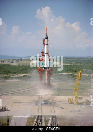 Start von Freedom 7, den ersten amerikanischen menschlichen suborbitalen Raumflug. Astronaut Alan Shepard an Bord, ist die Mercury-Redstone (MR-3) Rakete von Pad 5.  Bild-Nr.: 61C-0883-Datum: 5. Mai 1961 Stockfoto