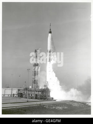 In diesem Projekt Mercury Test startete ein Raumschiff, verstärkt durch eine modifizierte Atlas von Cape Canaveral, Florida. Die Mercury-Kapsel erreichte eine Spitze Höhe von 107 Landmeilen und landete 1,425 Meilen Reihe. Atlas wurde entwickelt, um Nutzlasten in niedrige Erdumlaufbahn, geostationären Transfer Orbit oder geostationären Umlaufbahn zu starten. NASA zuerst Atlas als ein Raum-Trägerrakete gestartet, im Jahr 1958. Projekt-SCORE, der erste Kommunikationssatellit, der Präsident Eisenhowers bespielte Weihnachtsansprache auf der ganzen Welt übertragen, wurde auf einer Atlas ins Leben gerufen. Für alle drei Roboter Monderkundung progra Stockfoto