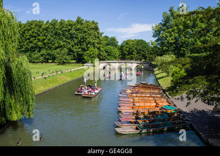 Ein Blick über den Fluss Cam in Cambridge mit Blick auf Trinity Bridge. Stockfoto