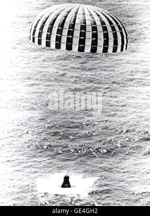 "Little Joe" 5 b startete ein Mercury-Raumschiff in einem High-Q-Abort-Test. Ring-Segel Fallschirm landet das Raumschiff off Shore Wallops Island, Virginia. Little Joe-Raketenmotor wurde als billiger, kleiner und funktionalere Alternative zu der Redstone-Raketen entwickelt. Little Joe bei einem Fünftel der Kosten von Redstone-Raketen produziert werden konnten und haben noch genug Kraft, um eine Kapsel Nutzlast. Sieben unbemannte Little Joe-Raketen wurden auf Wallops Island, Virginia, von August 1959 bis April 1961 ins Leben gerufen.  Bild-Nr.: M-344 Datum: 28. April 1961 Stockfoto