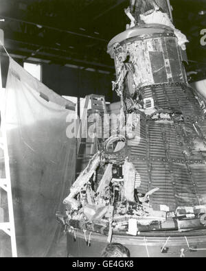 (29 Juli 1960) Die Hauptziele der Mercury Atlas-1 (MA-1) waren, die Kapsel zu erholen und testen Sie die Integrität der Mercury Kapsel Struktur und Hinterschiff Schindeln. Etwa eine Minute nach dem Start explodierte MA-1 und die restlichen Trümmer landete 7 Meilen vor der Küste von Florida. Die Trümmer wurden gesammelt und Ingenieure versuchten, wieder zusammenbauen, MA-1, um die Ursache der Explosion zu ermitteln.  Bild-Nr.: S-67-19582 Stockfoto
