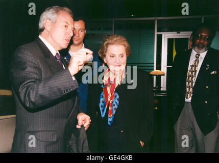 (3 Dezember 1998) US-Außenministerin Madeleine Albright spricht mit NASA-Administrator Daniel Goldin (links) in der VIP-Lounge am Kennedy Space Center Apollo/Saturn V Anlage beim Start von STS-88, die erste Markteinführung in den USA für die internationale Raumstation zu erwarten. Astronaut Michael Lopez-Alegria ist im Hintergrund zwischen Mr Goldin und Außenministerin Albright.   Bild #: KSC-98PC-1769 Stockfoto