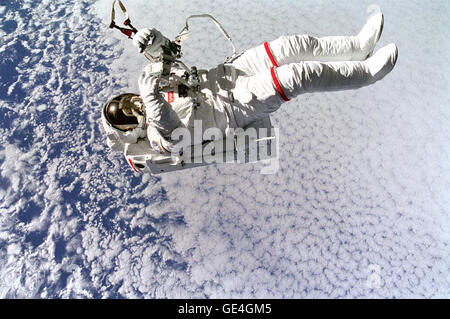 (16 September 1994) Backdropped gegen Wolken 130 Seemeilen unten, Astronaut Mark schwebt frei ohne Tether wie er die neue vereinfachte Beihilfe für EVA Rescue (SAFER)-System testet.  Bild-Nr.: STS064-45-014 Stockfoto