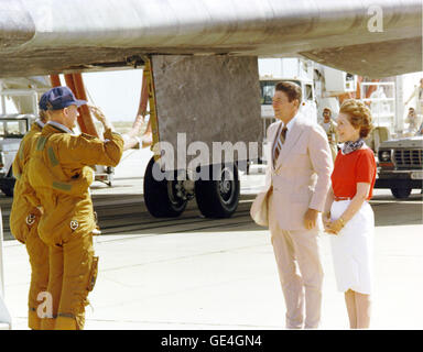 Astronauten der Raumfähre Columbia Kommandant Thomas K. Mattingly, Vordergrund, und Pilot Henry W. Hartsfield Gruß Präsident Ronald Reagan und seine Frau, Nancy, als die Astronauten beginnen die üblichen gehen-um Inspektion des Orbiter nach der Landung. Mattingly und Hartsfield waren die ersten, die Shuttle auf eine Betonpiste landen. Die Landung bewiesen, dass das Shuttle sicher an eine zielgenaue Position auf der Erde zurückkehren konnte.                                                                                 Bild-Nr.: 82-HC-446-Datum: 4. Juli 1982 Stockfoto