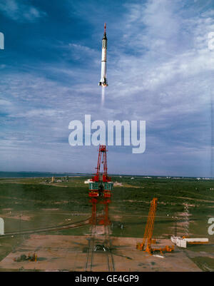 Am 21. Juli 1961, Mercury-Redstone 4 ins Leben gerufen von Cape Canaveral, tragen Astronauten Gus Grissom und macht ihm der zweite Amerikaner, der in den Weltraum zu wagen. Grissom Spitznamen sein Raumschiff "Liberty Bell 7" nach seiner Glocke, und als eine Hommage an die ursprüngliche Glocke, ein großen Sprung auf das Raumschiff Seite bemalt war. Der Flug dauerte etwa 15 Minuten und 30 Sekunden, und Grissom erreicht eine Höhe von mehr als 102 Seemeilen vor der Landung in den Atlantischen Ozean. Nach der Wasserung die Liberty Bell 7 Luke decken, die wurde entwickelt, um freizugeben, wenn es ein Notfall, versehentlich ex war Stockfoto