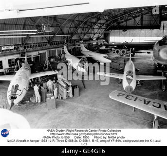 NACA Flugzeuge im Hangar 1953 L-R drei D-558-2 s, D-558-1, B-47,  7605909320 o Stockfoto