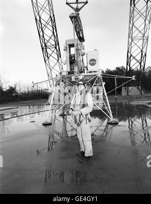 Neil Armstrong bei der Mondlandung Forschungseinrichtung (LLRF) an der NASA Langley Research Center.  Astronauten praktiziert Mondlandung Techniken auf die LLRF.  Bild-Nr.: L-1969-01692 Datum: 12. Februar 1969 Stockfoto