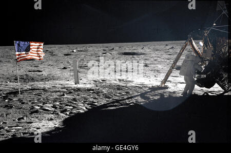 Astronaut Neil A. Armstrong, Apollo ll Mission Commander, bei der modularen Speicher Gerätemontage (MESA) der Mondlandefähre "Eagle" auf die historische erste Extravehicular Activity (EVA) auf der Mondoberfläche. Astronaut Edwin E. Aldrin Jr. nahm das Foto mit einer Hasselblad-70 mm-Kamera. Die meisten Fotos von Apollo 11-Mission zeigen Buzz Aldrin. Dies ist eines von nur wenigen, die Neil Armstrong zu zeigen.  Bild #: HS11-40-5886 Datum: 20. Juli 1969 Stockfoto