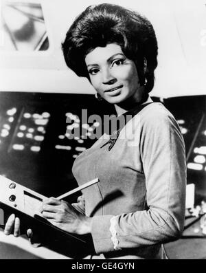 (24 März 1977) Schauspielerin Nichelle Nichols wurde am 29. Dezember 1936 in Robbins, Illinois geboren. Sie spielte Lieutenant Uhura Communications Officer auf der USS Enterprise in der Originalserie, Star Trek. Nichols blieb bei der Show und ist in sechs Star Trek Filme erschienen. Ihre Darstellung der Uhura in Star Trek markiert man den ersten nicht-stereotype Rollen, Afro-amerikanische Schauspielerin zugewiesen. Sie legten auch die Stimme für Lt. Uhura auf der Star Trek animated Serie 1974 / 75. Vor seinem Eintritt bei der Crew in Star Trek, sie sang und tanzte mit Duke Ellington Band. Nichols war immer int Stockfoto