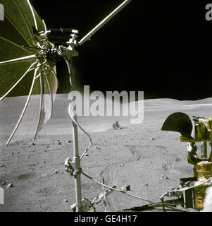 (22 April 1972) Mondfähre Apollo 16 "Orion" ist aus einer Entfernung von Astronaut Chares M. Duke Jr., Pilot der Mondlandefähre, an Bord der fahrenden Lunar Roving Fahrzeug fotografiert. Astronauten Herzog und Commander John W. Young, waren Returing aus dem dritten Apollo 16 Extravehicular Activity (EVA-2). Die RCA TV Farbkamera montiert auf der LRV steht im Vordergrund. Ein Teil der LRV-High-Gain-Antenne ist oben links.  Bild-Nr.: AS16-116-18678 Stockfoto