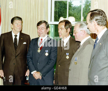 (1 Mai 1981) Präsident Ronald Reagan präsentiert Astronaut John Young mit der Congressional Space Medal Of Honor sowie der NASA Distinguished Service Medal. Astronaut Robert C. Crippen erhielt auch die Distinguished Service Medal und Dr. Alan Lovelace war mit des Präsidenten Bürger Medaille präsentiert. Von links nach rechts: Präsident Ronald Reagan Astronaut John Young Astronaut, Robert Crippen Dr. Alan Lovelace Vice President George Bush Bild #: 81-HC-389 Stockfoto