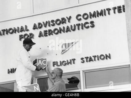 Dahl Matay und John Hedgepeth Sr. ändern das National Advisory Committee für Aeronautics (NACA) Zeichen an die NASA bei der Flight Research Center (jetzt Armstrong Flight Research Center) am ersten Tag, den NASA geöffnet für Geschäft.   Bild #: E96-43403-04 Datum: 1. Oktober 1958 Stockfoto