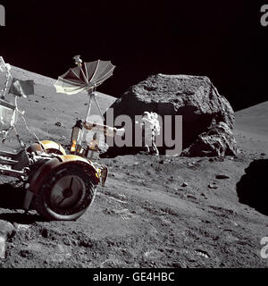 Geologe-Astronaut Harrison H. Schmitt wird neben eine riesige, Split Boulder auf Station 6 auf die schräge Basis des Nord-Massivs während der dritten Apollo 17 Extravehicular Activity (EVA-3) am Landeplatz Taurus-Littrow fotografiert. Die "Rover" Lunar Roving Vehicle (LRV) ist im Vordergrund links. Schmitt ist der Pilot der Mondlandefähre von Apollo 17. Dieses Bild wurde von Kommandant Eugene A. Cernan aufgenommen.   Bild-Nr.: AS17-146-22294 13. Dezember 1972 Stockfoto