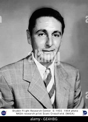 Dieses Bild zeigt Scott Crossfield, einen amerikanischen Testpiloten, der für seine Beiträge zur Luftfahrt bekannt ist. Crossfield war der erste, der das Douglas D-558-II-Flugzeug flog und spielte eine Schlüsselrolle bei der Entwicklung des Überschallfluges. Stockfoto