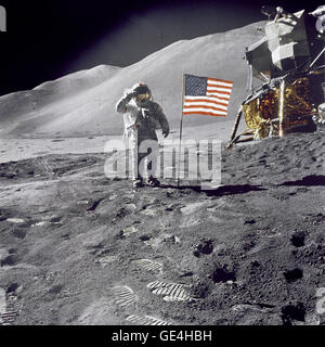 (1 August 1971) Astronaut David, Kommandant, gibt einen militärischen Gruß im stehen neben der bereitgestellten US Flagge während der Apollo 15 lunar Oberfläche Extravehicular Activity (EVA) am Landeplatz Hadley-Apenninen. Die Flagge wurde gegen Ende des EVA-2 eingesetzt. Die Mondlandefähre "Falcon" ist teilweise sichtbar auf der rechten Seite. Hadley Delta im Hintergrund erhebt sich etwa 4.000 Metern (etwa 13.124 Fuß) über der Ebene. Die Basis des Berges ist ungefähr 5 Kilometer (ca. 3 Landmeilen) entfernt. Dieses Foto wurde von Astronaut James B. Irwin, Mondfähre Pil aufgenommen. Stockfoto