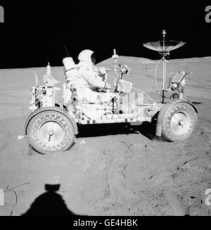 David, Kommandant der Apollo 15, sitzt in den Rover, Lunar Roving Vehicle (LRV) während der ersten lunar Surface Extravehicular Tätigkeit (EVA-1) am Landeplatz Hadley-Apenninen.  Bild-Nr.: AS15-85-11471 Stockfoto