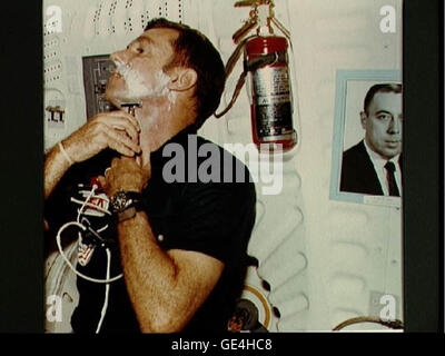 Dieses Foto zeigt einen Astronauten, der eine Rasierroutine im Weltraum durchführt und die täglichen Herausforderungen und Anpassungen von Astronauten an Bord der Internationalen Raumstation demonstriert. Stockfoto