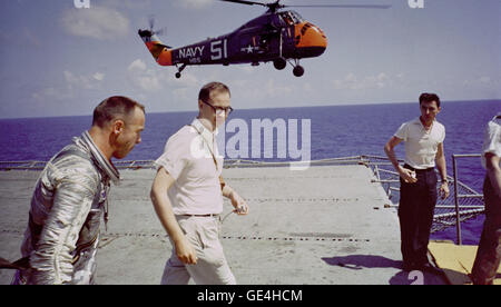 Astronaut Alan B. Shepard sieht man auf dem Deck der USS Lake Champlain nach der Wiederherstellung seiner Freiheit 7 Mercury-Raumkapsel.  Bild #: S88-31380 Datum: 5. Mai 1961 Stockfoto