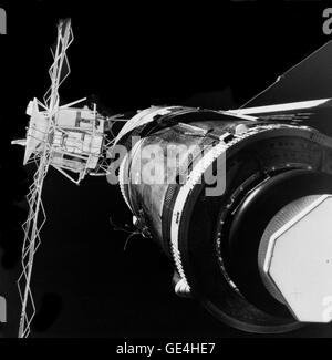 Ein Blick auf die Skylab-Raumstation Schild Orbital Workshop zeigt der Mikrometeoriten fehlt. Ein Sonnenschirm solar Schild wurde später eingesetzt, um diese exponierten Bereich Schatten. Dieses Foto wurde durch die erste Besatzung Skylab nach Start von ihren Befehl/Testmodul während seiner "Fly in" Inspektion ankommen. Im Hintergrund ist das Apollo Telescope Mount. Der beschädigte und teilweise eingesetzte OWS solar Array System Flügel ist unten rechts. Nach einem Aluminium wurde während der Juni 7. extravehicular Activity, das Solar-Panel sind voll im Einsatz Umreifung geschnitten. Die OWS-Solar-Panel auf dem gegenüberliegenden s Stockfoto