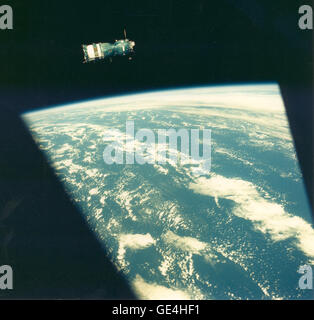 Dieses Foto, das während des Apollo-Sojus-Testprojekts (ASTP) von der Apollo-Sojus-Sonde aufgenommen wurde, erfasst die sowjetische Sojus-Sonde im Orbit. Die Abbildung zeigt das Orbitalmodul, das Abstiegsfahrzeug und das Instrumentenmodul mit dem Erdhorizont darunter. Es werden die für die ASTP-Mission entwickelten Dockingsysteme hervorgehoben. Stockfoto