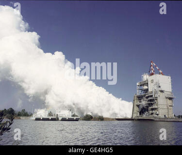 Eine Wolke aus extrem heißer Dampf kocht aus der Flamme Deflektor am a-1 Test Stand ein Test feuern ein Space Shuttle Main Engine (SSME) an die John C. Stennis Space Center, Hancock County, Mississippi. Stockfoto