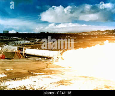 Dieses Foto wurde während des Brennens der statischen Test des DM-2 (Demonstration Motor) für die Solid Rocket Booster (SRB) auf dem Testgelände von Thiokol Corporation in der Nähe von Brigham City, Utah aufgenommen. Als einer der wichtigsten Komponenten des Space Shuttle liefern SRBs die meisten der macht, den kombinierten Schub von rund 5,8 Millionen Pfund für die ersten zwei Minuten des Fluges. Die SRBs nahm das Space Shuttle auf einer Höhe von 28 Meilen und einer Geschwindigkeit von 3.094 Meilen pro Stunde, bevor sie getrennt und fiel zurück in den Ozean abgerufen, renoviert und auf einen anderen Flug vorbereitet. Marshall Space Flight Ce Stockfoto