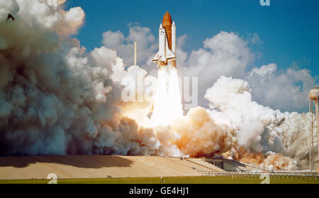 Das Space Shuttle Challenger startete am 30. Oktober 1985 vom Kennedy Space Center aus und transportierte Astronauten und Nutzlastspezialisten für die Spacelab D-1-Mission. Die Besatzung führte verschiedene wissenschaftliche Experimente im Orbit durch. Stockfoto