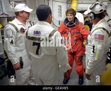 Eileen Collins, NASA-Astronautin und Missionskommandantin, führt das Space Shuttle Discovery bei seiner Rückkehr zum Flug nach der Columbia-Katastrophe und markiert einen Meilenstein in der Weltraumerkundung und den Sicherheitsbemühungen der NASA. Stockfoto