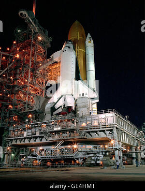 Das Space Shuttle Columbia erreicht Pad 39 b in den frühen Morgenstunden nach am Abend zuvor aus dem Vehicle Assembly Building gerollt. Columbia soll starten am Space Shuttle Mission STS-28 Ende Juli auf einer dedizierten Mission, Department of Defense Stockfoto