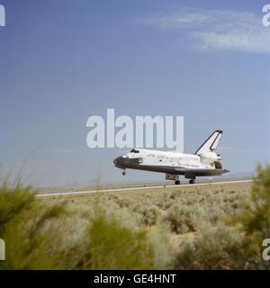 Das Space Shuttle, die Columbia landete am Start-und Landebahn 22 auf Edwards Air Force Base in Kalifornien nach Abschluss seiner erfolgreichen siebentägigen Aufenthalt in der Erdumlaufbahn auf STS-4. Rückkehr Astronauten Thomas K. Mattingly II und Henry W. Hartsfield waren, sahen Jr. Hunderttausende von Menschen in der Nähe für die einzigartige 4 Juli Feier, darunter Präsident Ronald Reagan und seine Frau, Nancy.  Bild-Nr.: S82-33229 Datum: 4. Juli 1982 Stockfoto