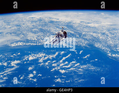 (12 Februar 1984) Astronaut Robert L. Stewart, Missionsspezialisten, beteiligt sich an einem Extravehicular Activity (EVA), ein paar Meter weg von der Kabine des Space Shuttle Challenger. Stewart konzentriert sich auf dem Hintergrund der Wolken und der Erde in dieser Ansicht der seine EVA. Er schwimmt ohne Tether Befestigung ihn zum Shuttle.  Bild #: s84-27033 Stockfoto