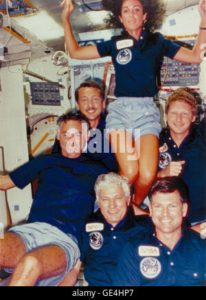 Besatzungsmitglieder der NASA 41-D Mission nehmen ein Gruppenbild zeigt ihren Spaß Momente in Raum an Bord der Orbiter Discovery. Besatzungsmitglieder sind (gegen den Uhrzeigersinn vom Zentrum) Crew Commander Henry W. Harsfield Jr., Pilot Michael L. Coats Missionsspezialist Steven A. Hawley, Missionsspezialisten Judith A. Resnik, Nutzlastspezialisten Charles D. Walker und Missionsspezialist Richard M. Mullane. Dr. Judith Resnik zeigt, genießen die Schwerelosigkeit des Weltraums während ihrer ersten Mission. Geboren am 5. April 1949 in Akron, Ohio, erhielt sie einen Bachelor-Abschluss in Elektrotechnik von der Carnegie-Mel Stockfoto