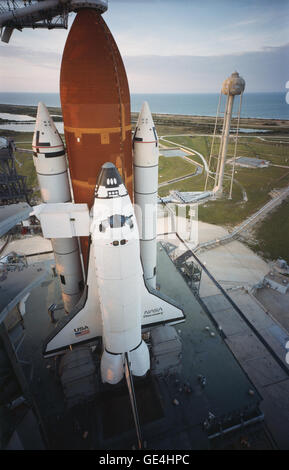 Das Space Shuttle Discovery ist auf dem Startplatz 39A vor der geplanten STS-41D-Mission zu sehen. Die Mission, die für den 26. Juni 1984 geplant war, wurde aufgrund eines Wasserstofffeuers auf dem Gelände abgebrochen, was die erste Abbruchstelle im Space Shuttle-Programm markiert. Dieses Foto fängt einen entscheidenden Moment in der Geschichte der Weltraumforschung ein. Stockfoto