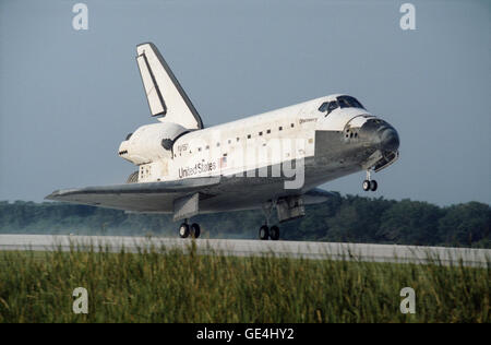 Space Shuttle Discovery STS-70 Mission landete am Kennedy Space Center am 22. Juli 1995. Startete am 13. Juli 1995, war STS-70 der letzte der sieben Shuttle-Missionen ein Tracking und Data Relay Satelliten (TDRS) durchzuführen. TDRS war ein Werkzeug zur Kommunikation mit anderen Satelliten, Ballons, Flugzeuge und der ISS von der NASA und anderen staatlichen Stellen verwendet. STS-70 eingesetzt TDRS-G etwa sechs Stunden nach dem Start. Während der Rest der Mission abgeschlossen die fünf Besatzungsmitglieder mehrere Experimente, einschließlich Tests die Auswirkungen der Schwerelosigkeit auf physiologische Prozesse in Pflanzen, Insekten und inverte Stockfoto