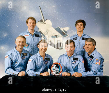 (Juni 1983) Das offizielle Porträt der Besatzung von STS-9. Sitzend von links nach rechts sind Owen Garriott, Missionsspezialisten; Brewster Shaw, Pilot; John Young, Kommandant; und Robert Parker, Missionsspezialist. Stehend von links nach rechts sind Byron Lichtenberg und Ulf Merbold, Nutzlast Spezialisten. STS-9 war zweite operative Mission Space Shuttle Columbia.   Bild-Nr.: S83-35017 Stockfoto