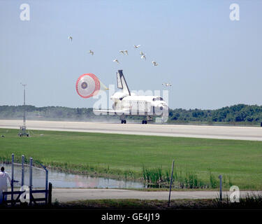 Ein Vogelschwarm fliegt wie der Orbiter Columbia, mit seiner Drag-Rutsche bereitgestellt, auf Landebahn 22 des Kennedy Space Center (KSC) Shuttle Landing Facility für die Mission STS-90 fast 16-Tag aufsetzt. Hauptfahrwerk Touchdown war um 12:08:59 Uhr EDT am 3. Mai 1998, Landung auf Bahn 256 der Mission. Die Räder an 12:09:58 UTC, Abschluss einer gesamten Einsatzzeit von 15 Tagen, 21 Stunden, 50 Minuten und 58 Sekunden gestoppt. Die 90. Shuttle-Mission war Columbia des 13. landet auf dem Space Center und die 43. KSC Landung in der Geschichte der Space Shuttle-Programm. Während der Mission, die crew Stockfoto