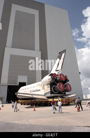 Das Space Shuttle Columbia, das auf seinem Orbiter-Transportersystem montiert ist, bewegt sich in Richtung des Vehicle Assembly Building, um sich mit dem externen Tank zu verbinden und bereitet sich auf die STS-93 vor, eine Mission zur Entsendung des Chandra-Röntgenobservatoriums. Diese Mission war historisch, da sie die erste von einer Frau befehligte, Colonel Eileen M. Collins. Die Mission startete am 23. Juli 1999. Stockfoto